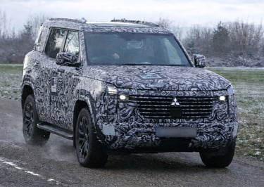 Mitsubishi Pajero 2026 em teste camuflado rodando em estrada fria