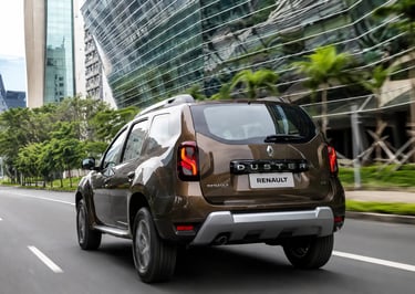 Renault Duster 2017 vista de traseira rodando por avenida urbana