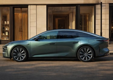 novo sedã elétrico da Toyota bZ7 com tecnologia da Huawei em destaque lateral