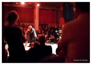 Ein altes Paar tanzt Tango vor einem Publikum im Astra, Berlin.