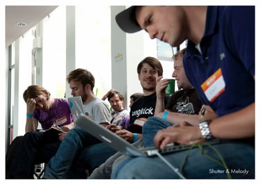 Männer arbeiten an ihren Computern beim MTV Hack Day 2011.