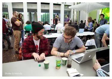 Zwei IT-Leute scherzen beim MTV Hack Day 2011.