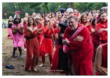 Menschen tanzen im Regen beim „The Most Wuthering Heights Day Ever“ im Görlitzer Park.