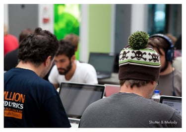 Männer konzentrieren sich auf ihre Arbeit bei den MTV Hack Days.