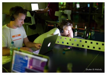 Zwei Personen, die an einem MTV 24 Hack Day teilnehmen.