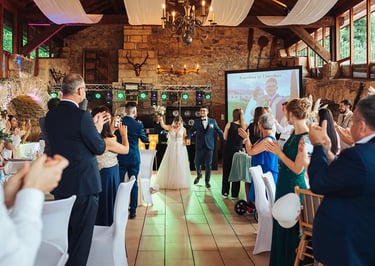 Mariés qui entrent en dansant dans la salle de réception de mariage de l'Auberge de la Klauss.
