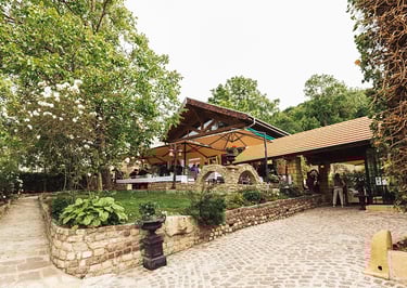 Devanture de l'Auberge de la Klauss à Montenach, lieu de réception.