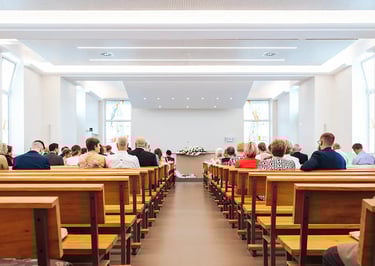 Vue d'ensemble intérieure d'un mariage au Temple Protestant d"Amnéville
