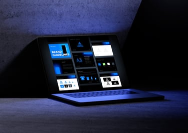 Laptop exibindo a identidade visual de uma marca por Acebal Santana.