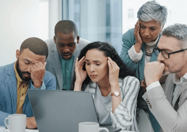 Profissionais enfrentando desafio em equipe durante projeto difícil