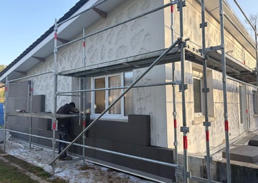chantier en cours pose d'isolant thermique extérieur dans le 89 à saint julien du sault
