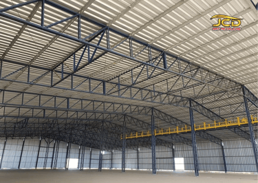 telhado com estrutura metalica e treliças de aço