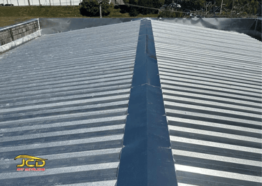 telhado metálico e cumeeira recortada na telha