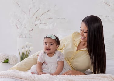 Mini sesiones día de la madre 2026, madre con hija en habitación blanca, Adriana Hernández