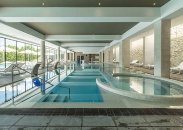 spa with jaccuzi and white pillars