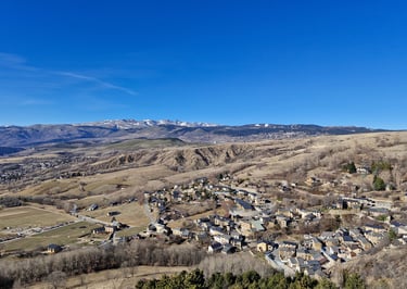 Vue aérienne du village de Llo