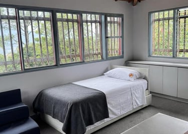 Casa para internos con naturaleza piscina buen ambiente habitaciones individuales