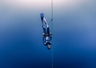 professional freediver descent underwater competition photo by Laura Mommicchi