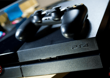 Es una banner o una imagen el en que se muestra una playstation 4 FAT