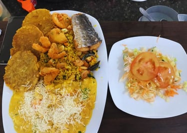 Deliciosa bandeja Magangue arroz marinero con mariscos en salsa sierra frita y langostinos apanados