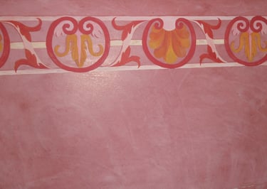 Frise en peinture à l'oeuf, réalisée sur un stuc teinte rouge