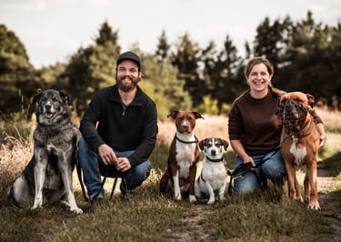 Marissa Füger mit ihrem Partner und ihren 4 Hunden