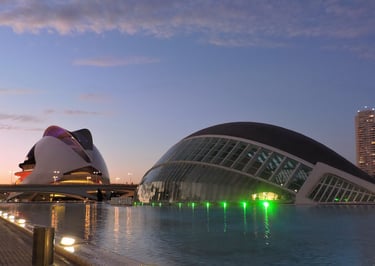Ciudad de las Artes y las Ciencias de Valencia al anochecer,con el Hemisfèric y el Palau de les Arts