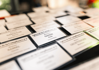 Détail des badges invités lors d’un événement corporate sur la compliance et l’AML à Luxembourg.