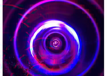 une lumière colorée dans une pièce sombre