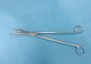 Tesoura Metzenbaum cirúrgica sobre tecido azul estéril, utilizada para dissecação de tecidos delicad