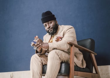 curador Bonaventure Soh Bejeng Ndikung, figura influente no cenário global da arte contemporâne