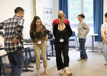 collaborateurs souriant lors d'un atelier d'improvisation théâtrale sur l'imprévu