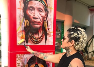 Amanda Amorim, que em Barra do Garças–MT têm realizado oficinas e murais com técnicas de lambe-lambe