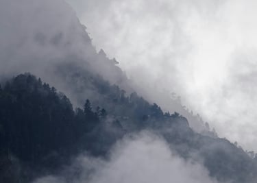 vue des montagnes de Cauterets dans le brouillard
