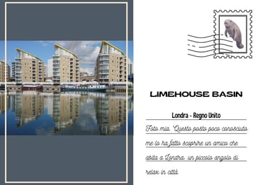 Cartolina di Limehouse Basin a Londra, con 3 edifici moderni identici che si specchiano nell'acqua