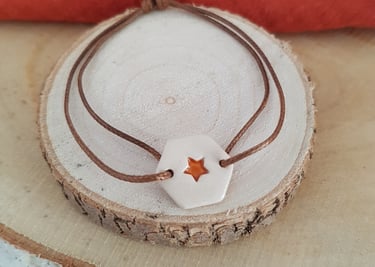 bracelet avec pièce céramique hexagonale émaillée de couleur marron cordon ajustable