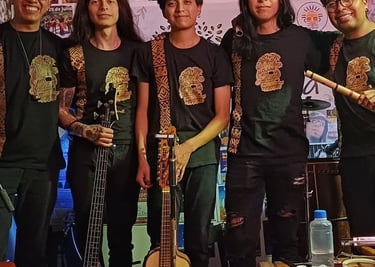 Una banda de folk metal de cinco integrantes posa con un bajo, un charango y una flauta