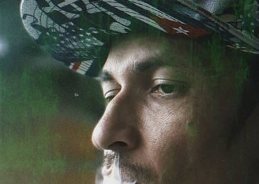 Un hombre con una gorra de béisbol estampada exhala una densa nube de humo en una vista de perfil 