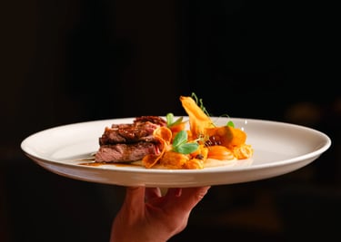 Pluma ibérica a la brasa con verduras de temporada, restaurante Es Mestral Ses Salines