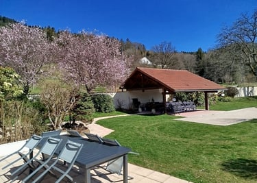 terrasse cuisine, espace pelouse et terrain de pétanque