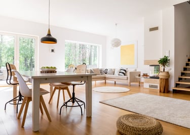 Salon moderne avec parquet et murs blancs