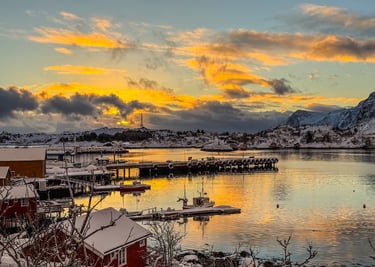 Moskenes fergehavn i Lofoten ved solnedgang, nær Maritime Munchies sin food truck