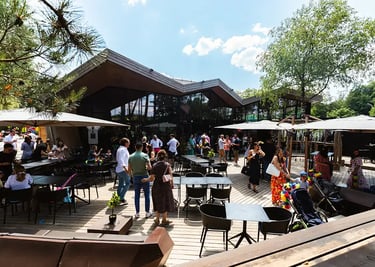 Vue d'ensemble d'un événement Summer Party à Luxembourg au Boos Café.