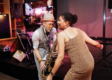 Soirée de fin d’année d’entreprise à Luxembourg avec saxophoniste et animation dansante.