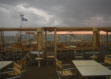 fotografia di una spiaggia prima della tempesta
