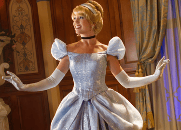 Conoce a Cinderella y una de sus amigas Princesas en Princess Fairytale Hall