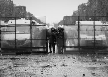 CRS et barricade manifestation gilets jaunes paris 2018