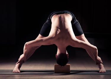 Hombre haciendo Hatha Yoga postura Prasarita Padottanasana