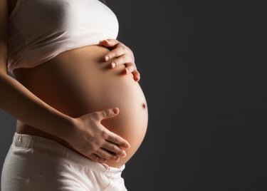 Femme enceinte après une séance d'ostéopathie avec Inès Patou, ostéopathie formée en obstétrique