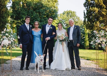 Foto con i parenti ed il cane di famiglia dopo il rito civile di matrimonio